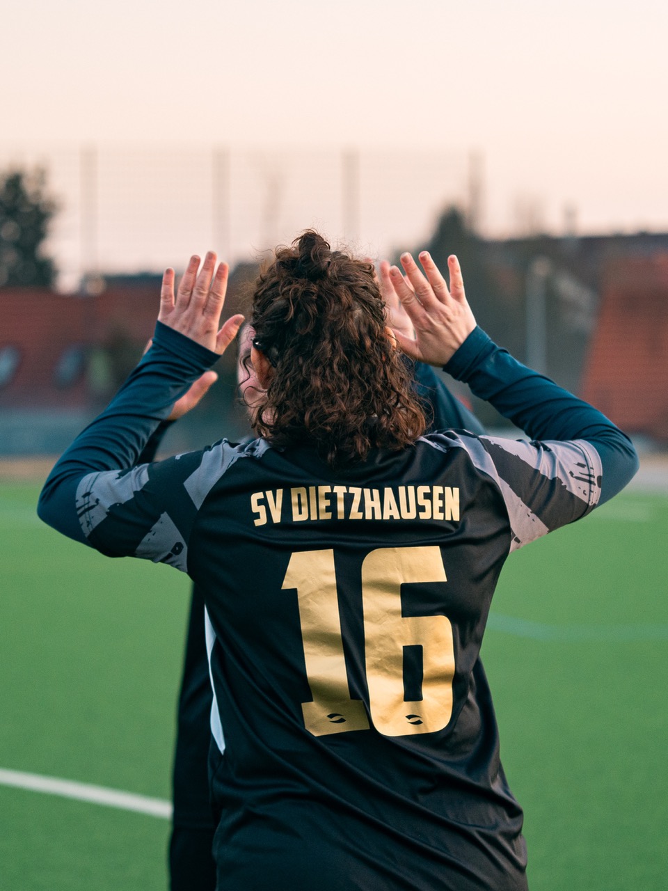 Groß (9 - Leaving_the_Sidelines_009 - a2552201-e0ec-490e-a926-b4034934a27d).jpeg