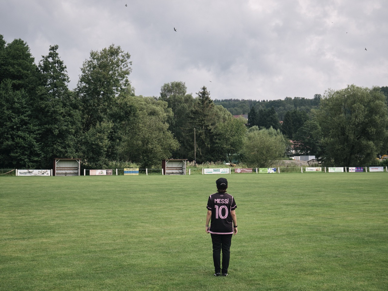 Groß (1 - Leaving_the_Sidelines_001 - 56c76416-e3de-461c-b17c-b3fb5d91c24a).jpeg