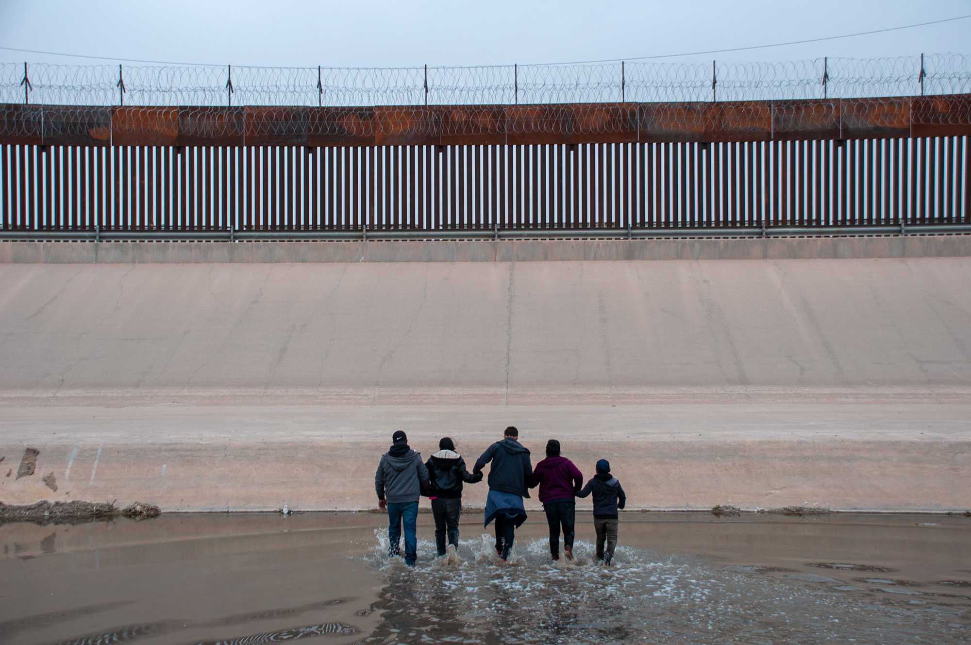 4 - Hand in Hand to the Wall - 826adf37-4ee3-4352-93fe-2b961d09b48a.jpg