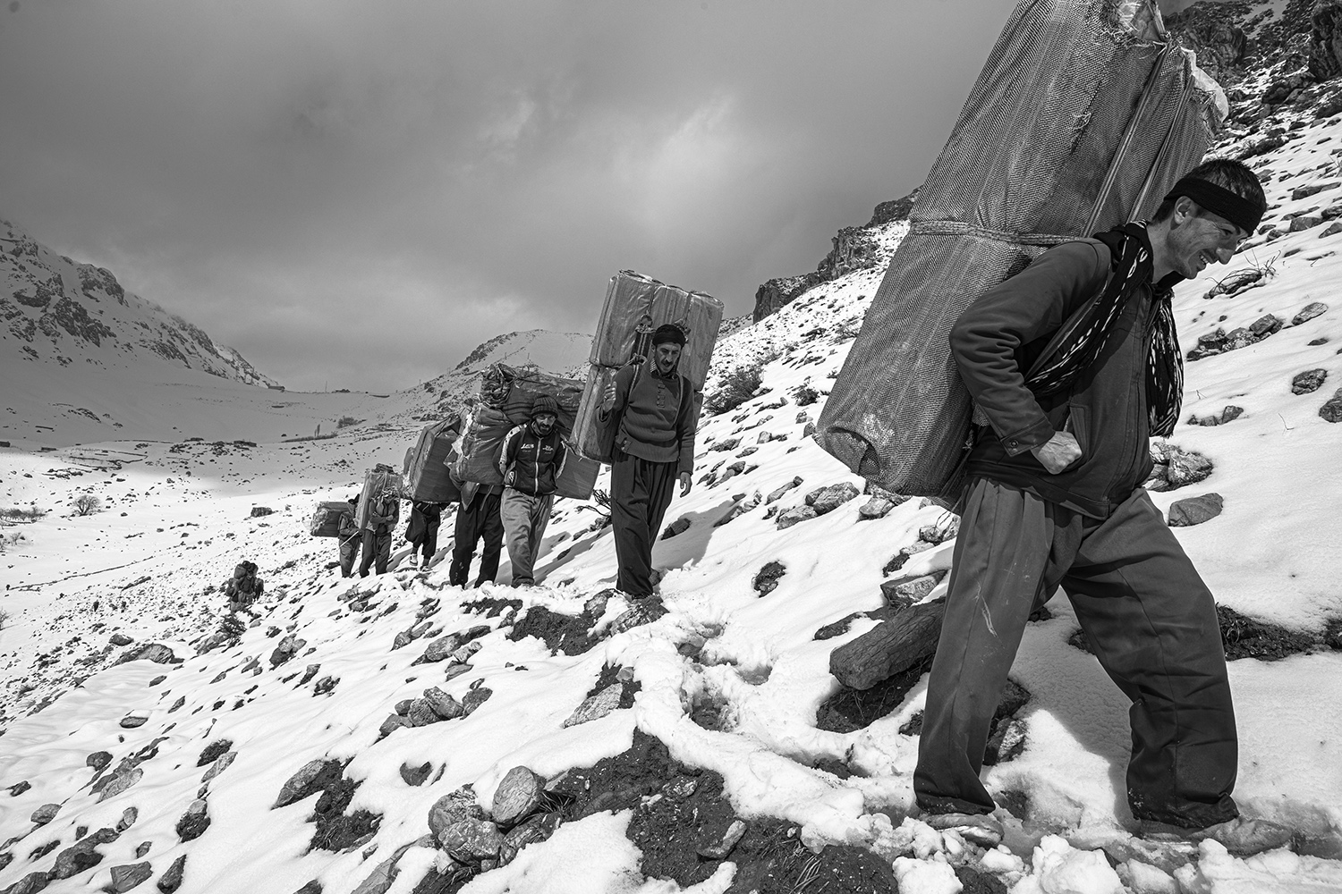 2 - a group of Kurdish men carries goods on their backs along the mountains of the Iran-Ir.jpg