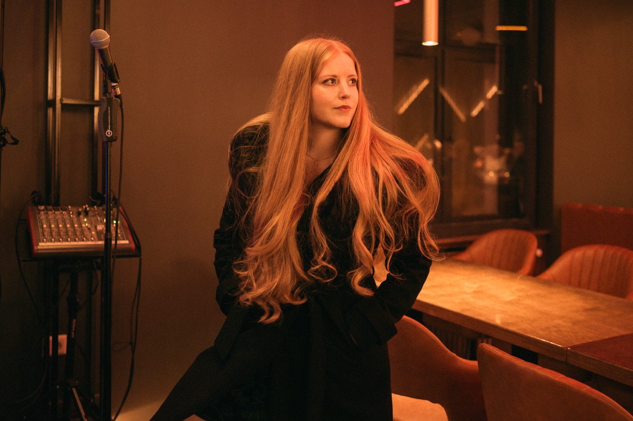 Groß (3 - Lena Hauptmann before her concert in Cottbus - 4f44ee17-6d2c-4aaf-9e5d-27f07d544.jpeg