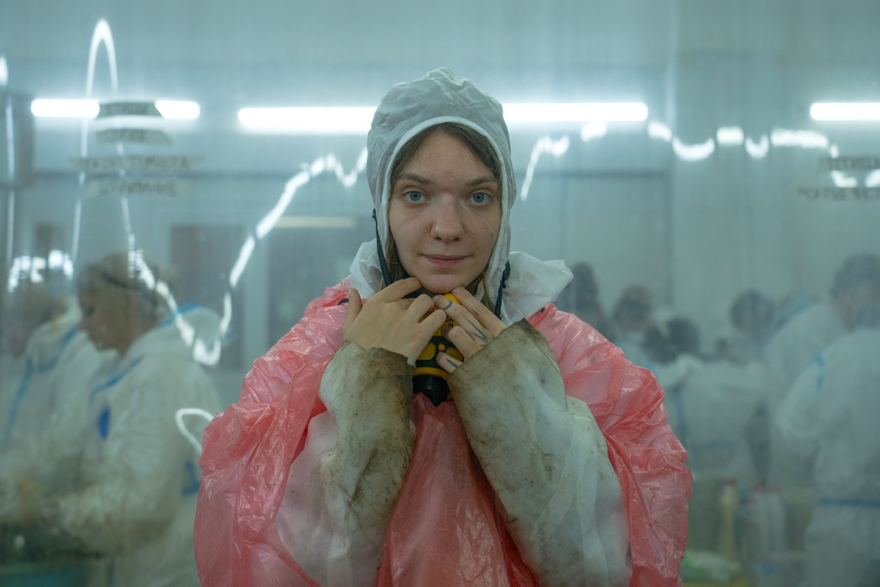 Groß (3 - A volunteer working in a poultry drying shop stands at the bird rescue headquart.jpeg