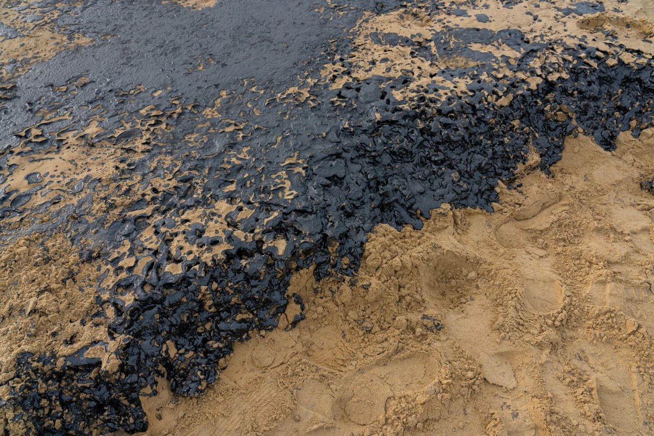 Groß (4 - Fuel oil spreading on the beach - 829208f9-d303-4a56-986c-d3279f5b0fcc).jpeg