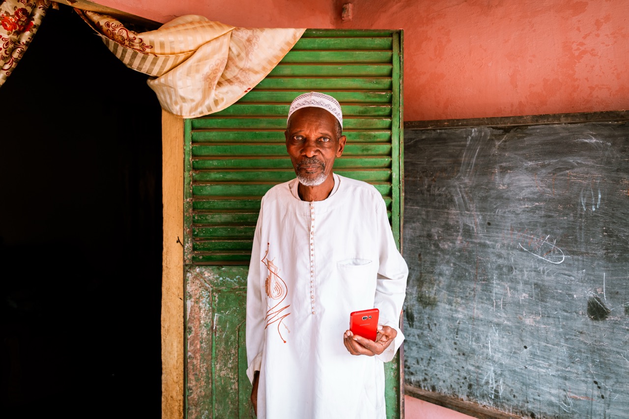 Groß (3 - In Conakry- Idrissa Diallo is looking at photos of his son on his phone. - ffae5