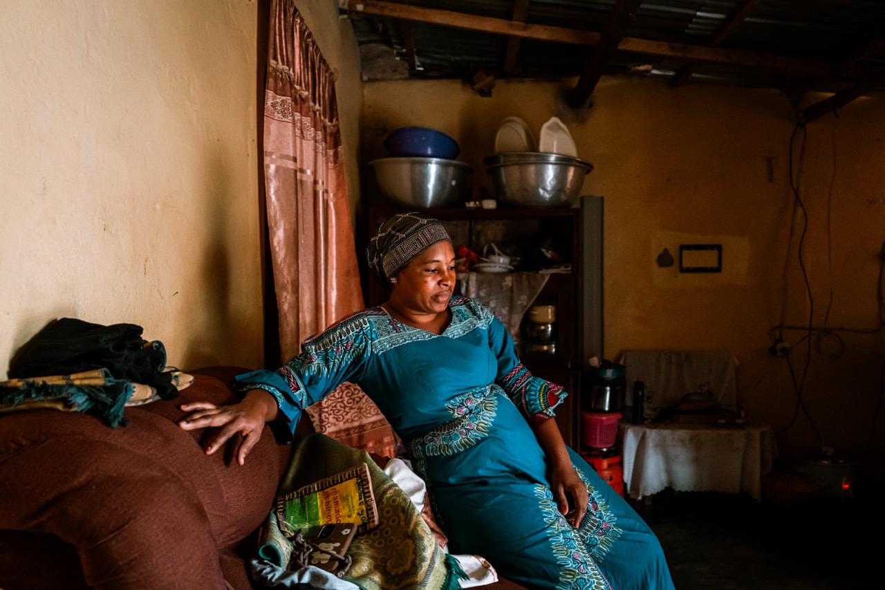 Groß (2 - In Conakry- Salamatou Diallo is recovering from her daily grief. - 7a120eff-1579