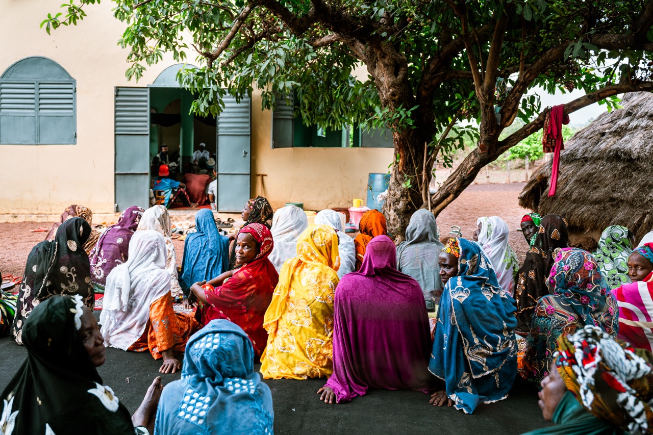 Groß (10 - In Guinea- women pray in front of the mosque in the village of Mombeya. - abd3c