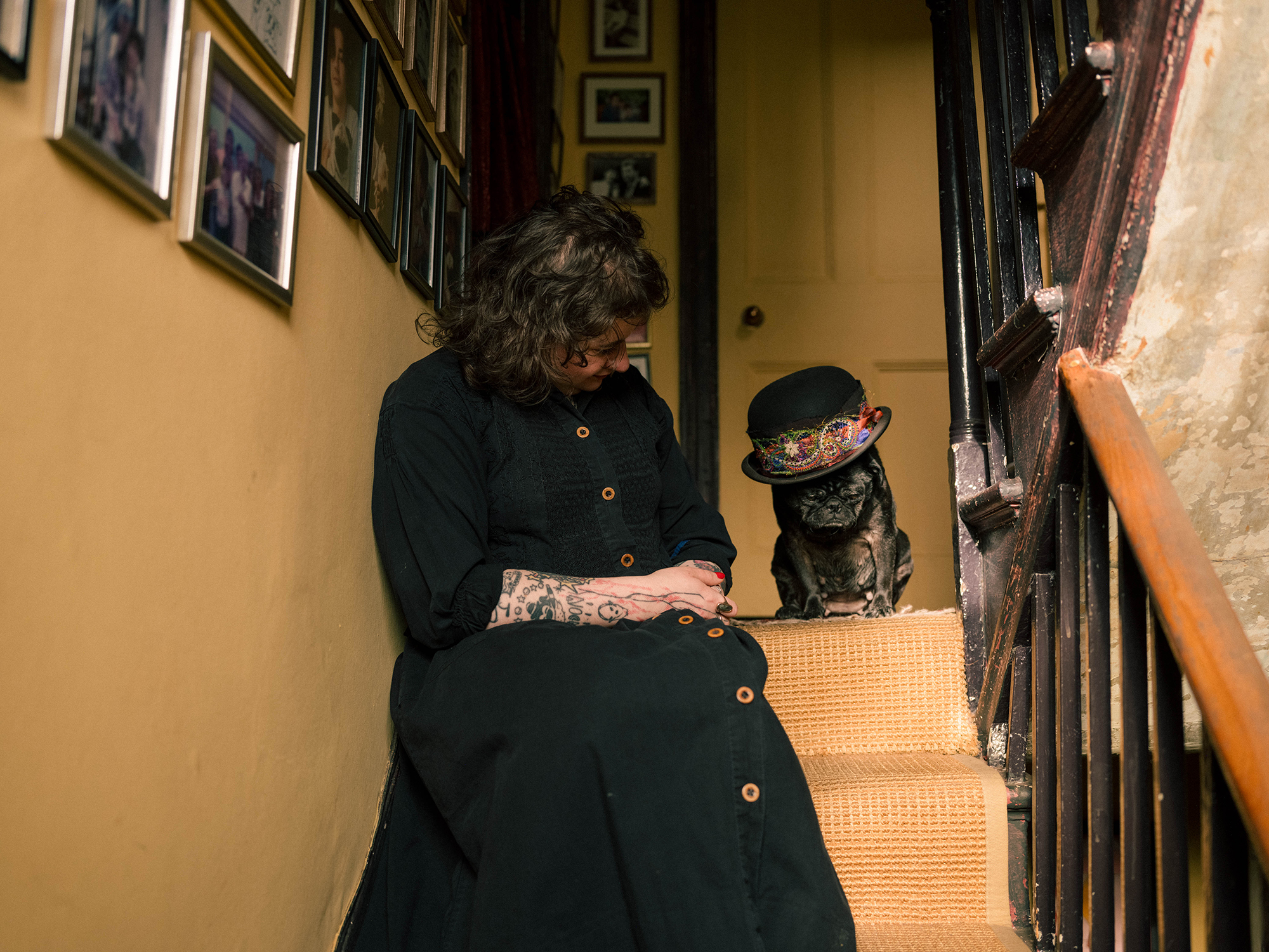 7 - Lois and Zelda in the stairway - 323a1d26-913e-486d-87ff-061841d28742.jpg