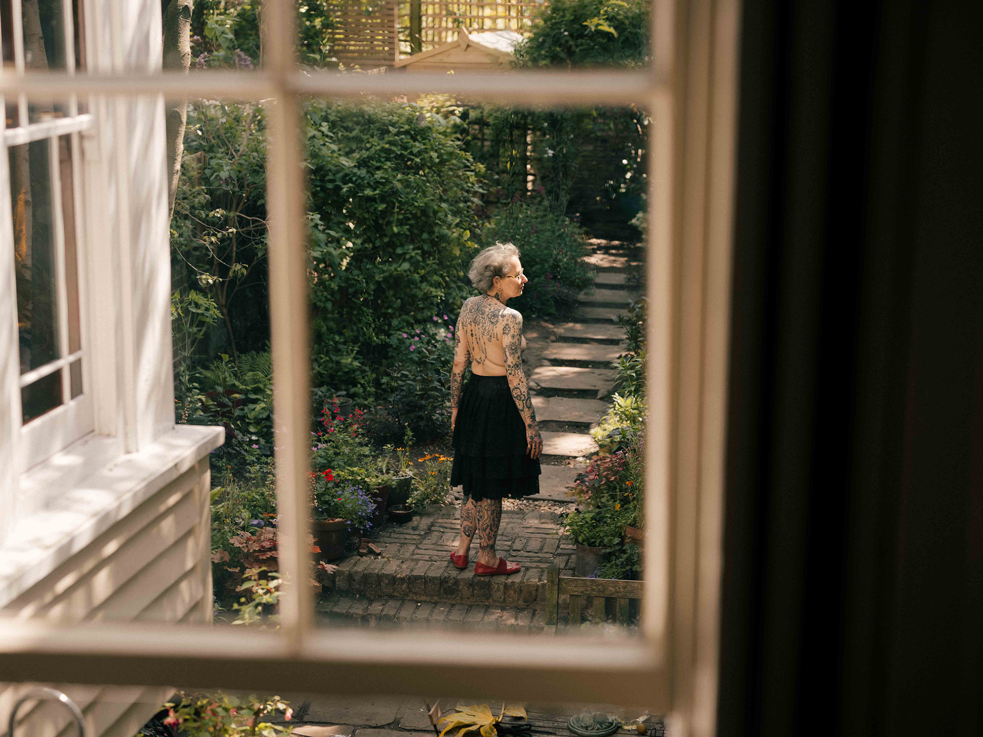 6 - Carey in the garden on a summer day - b894bc0b-a9fa-4861-8f18-e3de06dd0996.jpg