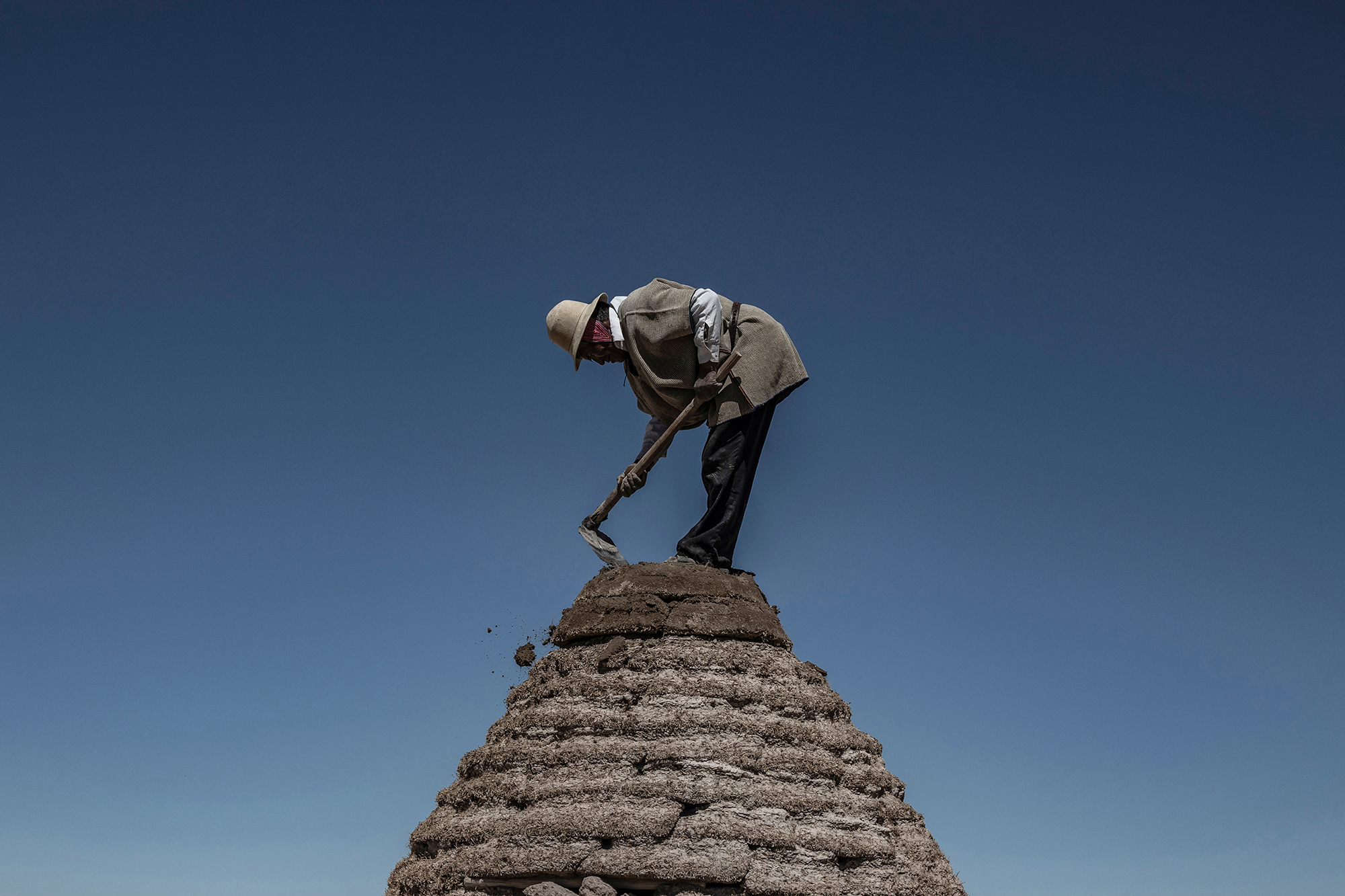 8 - El señor Edgar sube a la cima de su Putuko y limpia la cima - d2b609e8-7336-4099-a970-.jpg