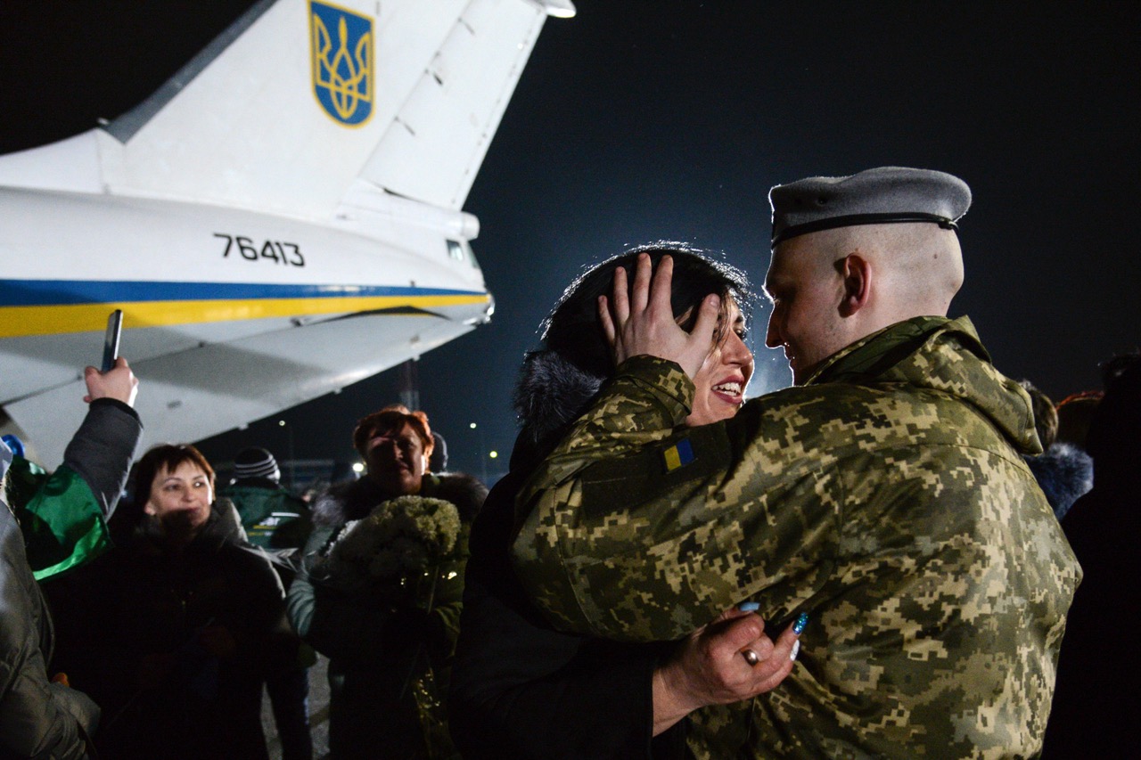 Groß (10 - Yulia embraces her husband- Olexander Korinkov- a Ukrainian soldier and prisone.jpeg